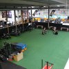 Bij WestCoastGym beschikken wij over een grote indoor grasmat. Hier worden meerdere groepslessen gegeven. Deze grasmat mag ook door de leden gebruikt worden in de vrije uren voor de zelfstandige trainingen.